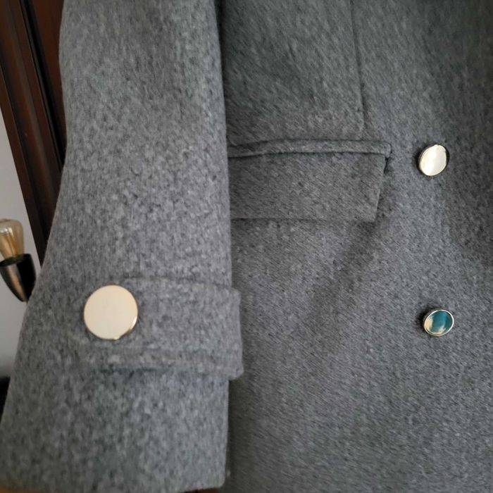 Szary, krótki płaszcz