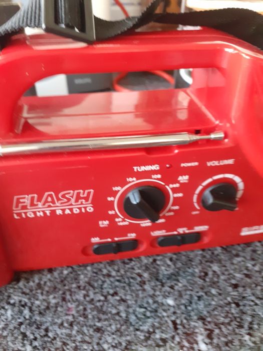 Lanterna a pilhas nova com pilhas incluídas