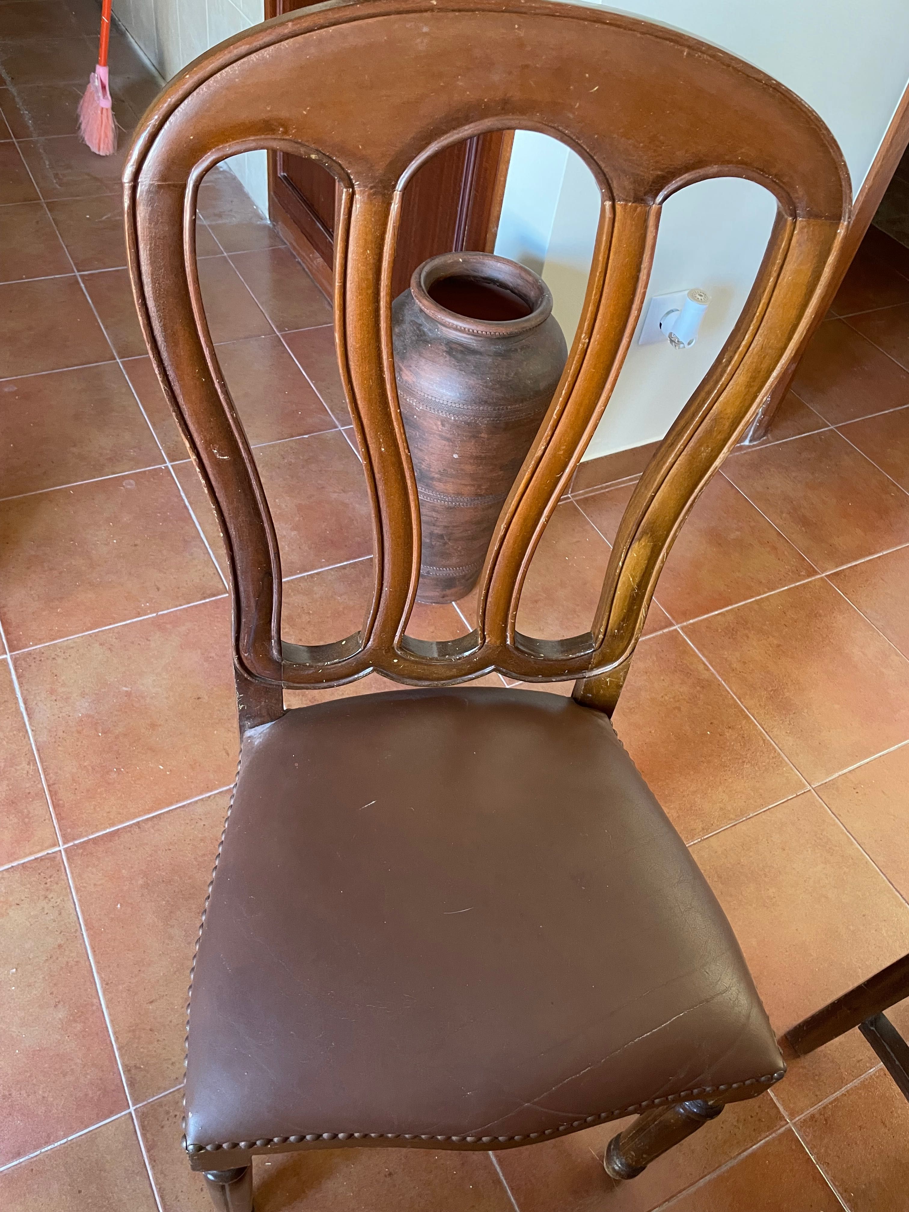 Mesa de madeira com 6 cadeiras