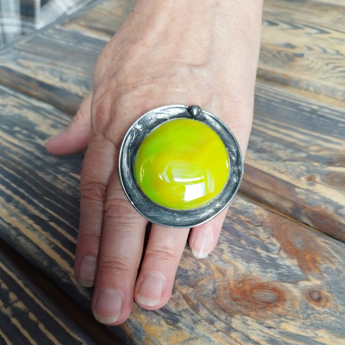 Okazały duży seledynowy - regulowany pierścionek witrażowy