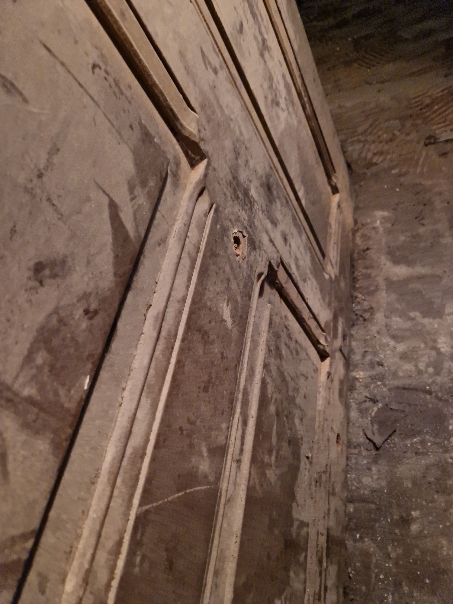 Drewniane kamieniczne skrzydło drzwiowe solidnie zamalowane olejnicą