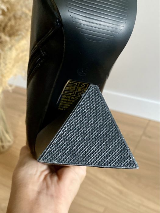 Czarne kozaki z szeroką cholewką na słupku idealne na jesień nowe