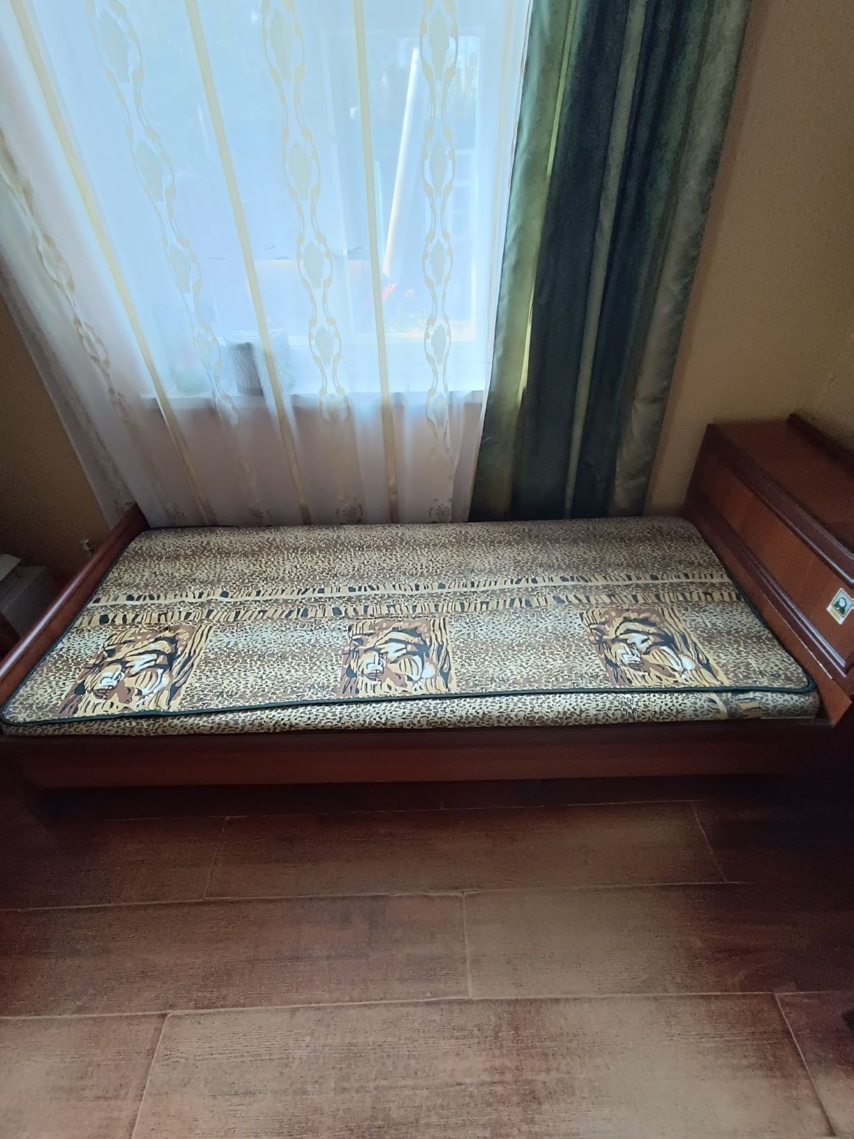 Ліжко односпальне з матрацом та вмістким відділом для зберігання речей