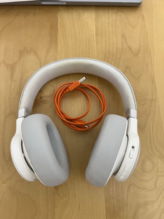 JBL Live 650 brancos