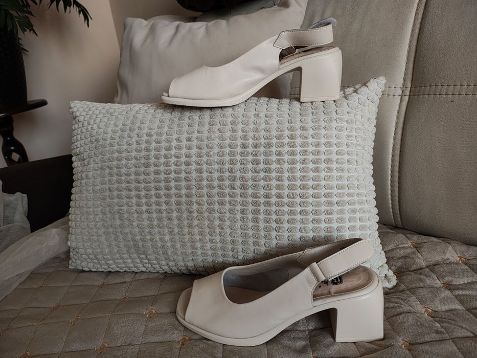 Шкіряні босоніжки