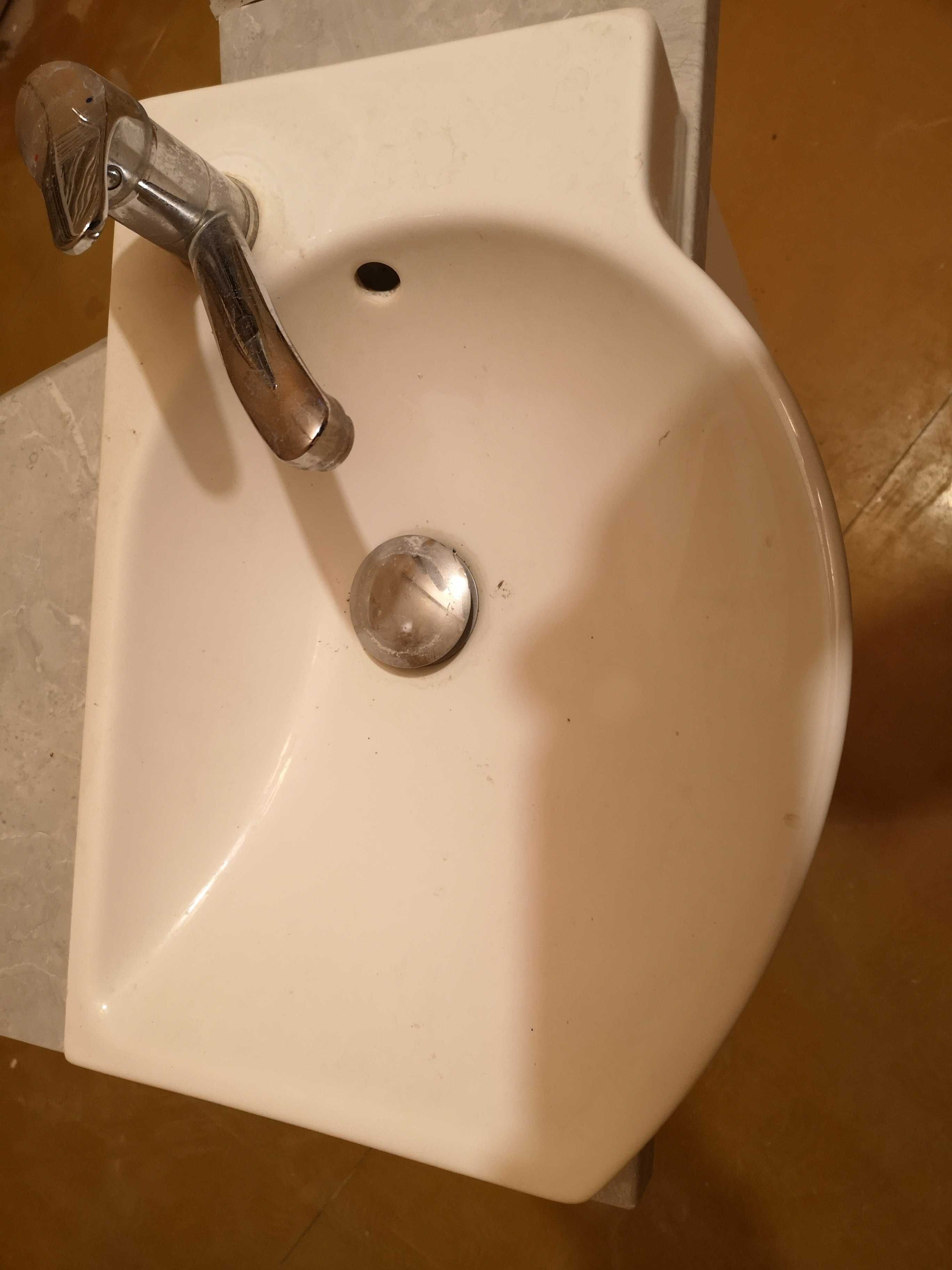 Umywalka narożna z szafką