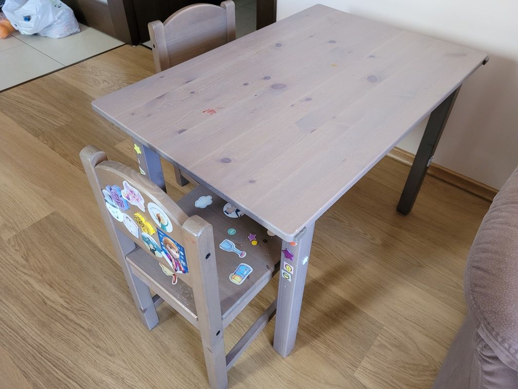 Ikea drewniany stolik i dwa krzesełka dla dziecka