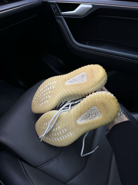 Adidas Yeezy Yzy Boost 350 Zebra V2 Sneakers