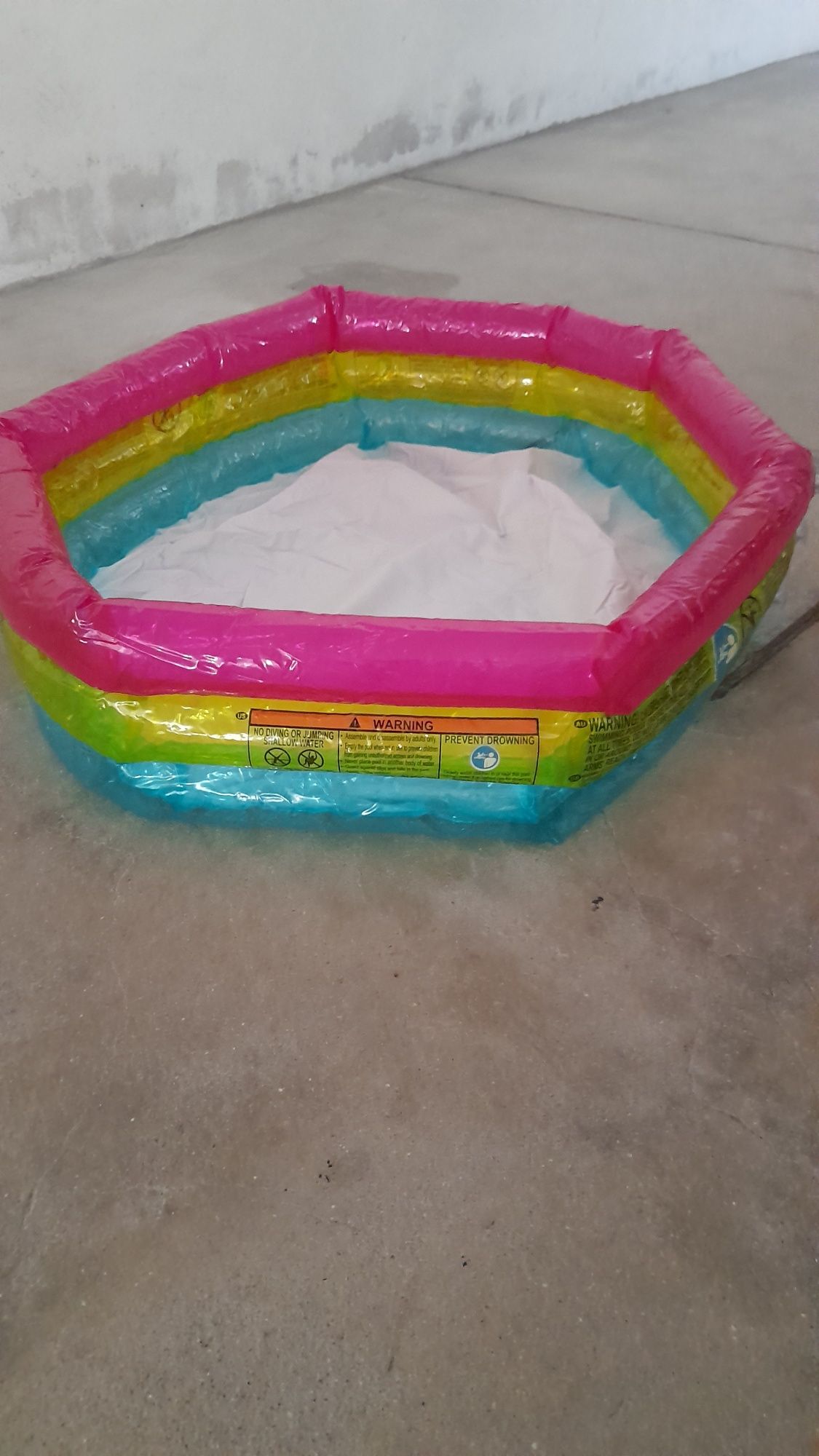 Vendo duas piscinas e boia para bebés