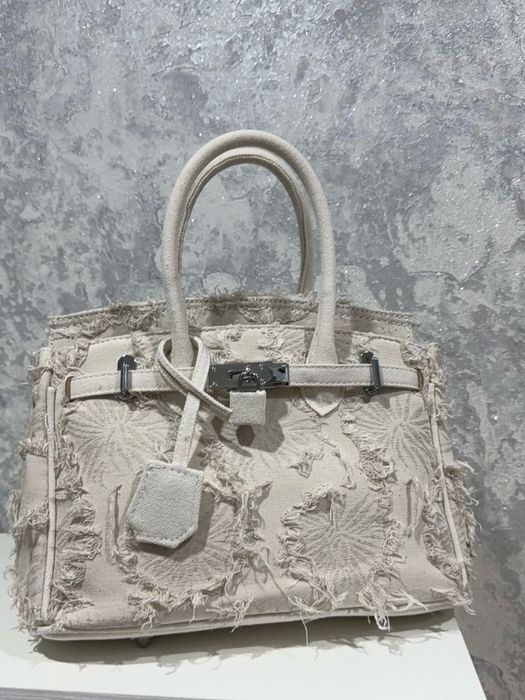 Біла сумна у неймовірному стилі