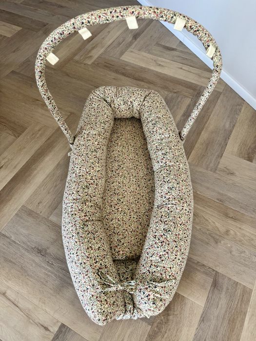 Konges Slojd kokon gniazdo niemowlece z pałąkiem na zabawki