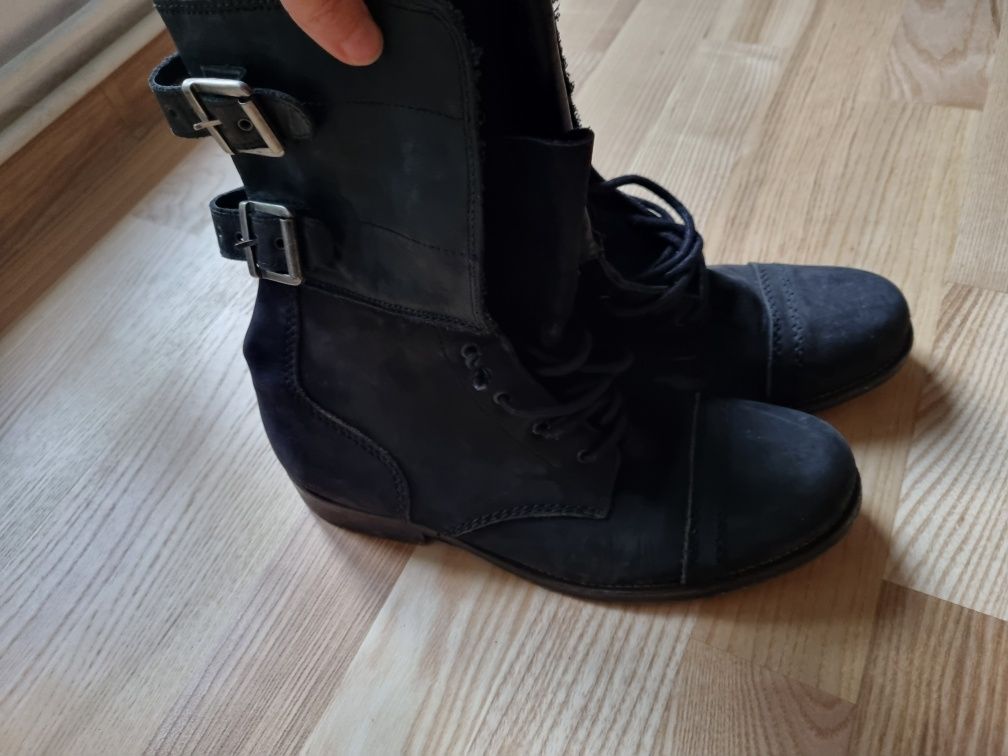 Czarne wysokie buty z klamrami 41