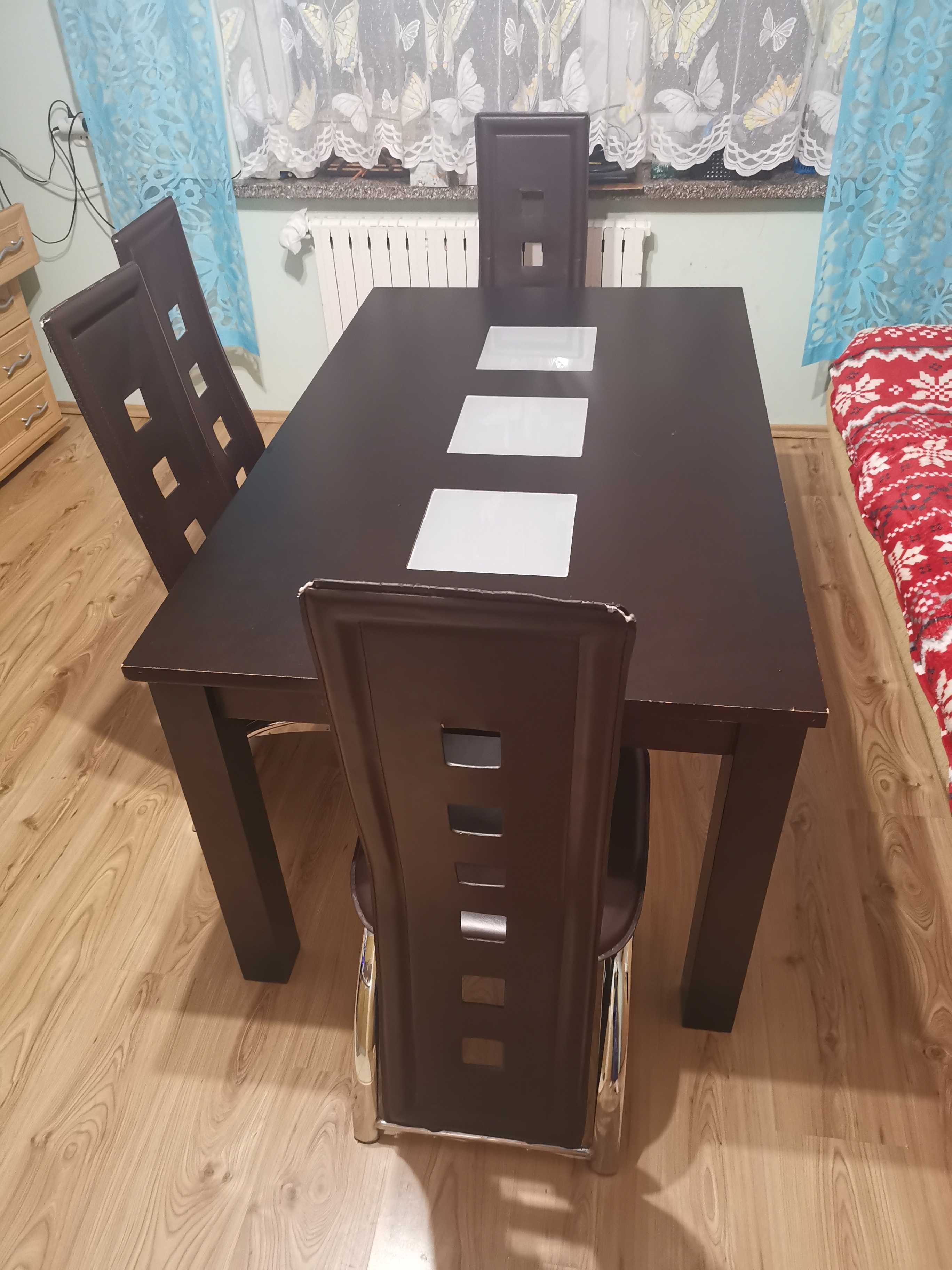 Stół do pokoju na 4-6 krzeseł