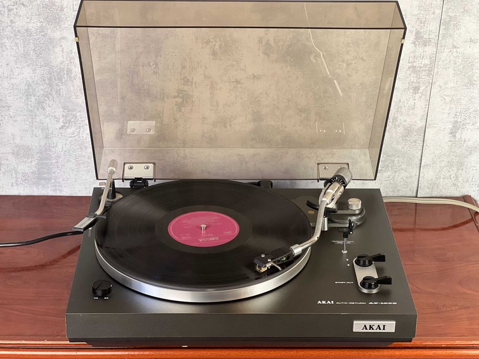 Gramofon Akai AP-100C – automat z powrotem ramienia, wkładka Ortofon