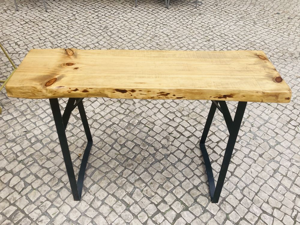 Mesa rústica de madeira com base metálica