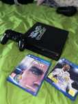 Ps4 com 2 jogos.