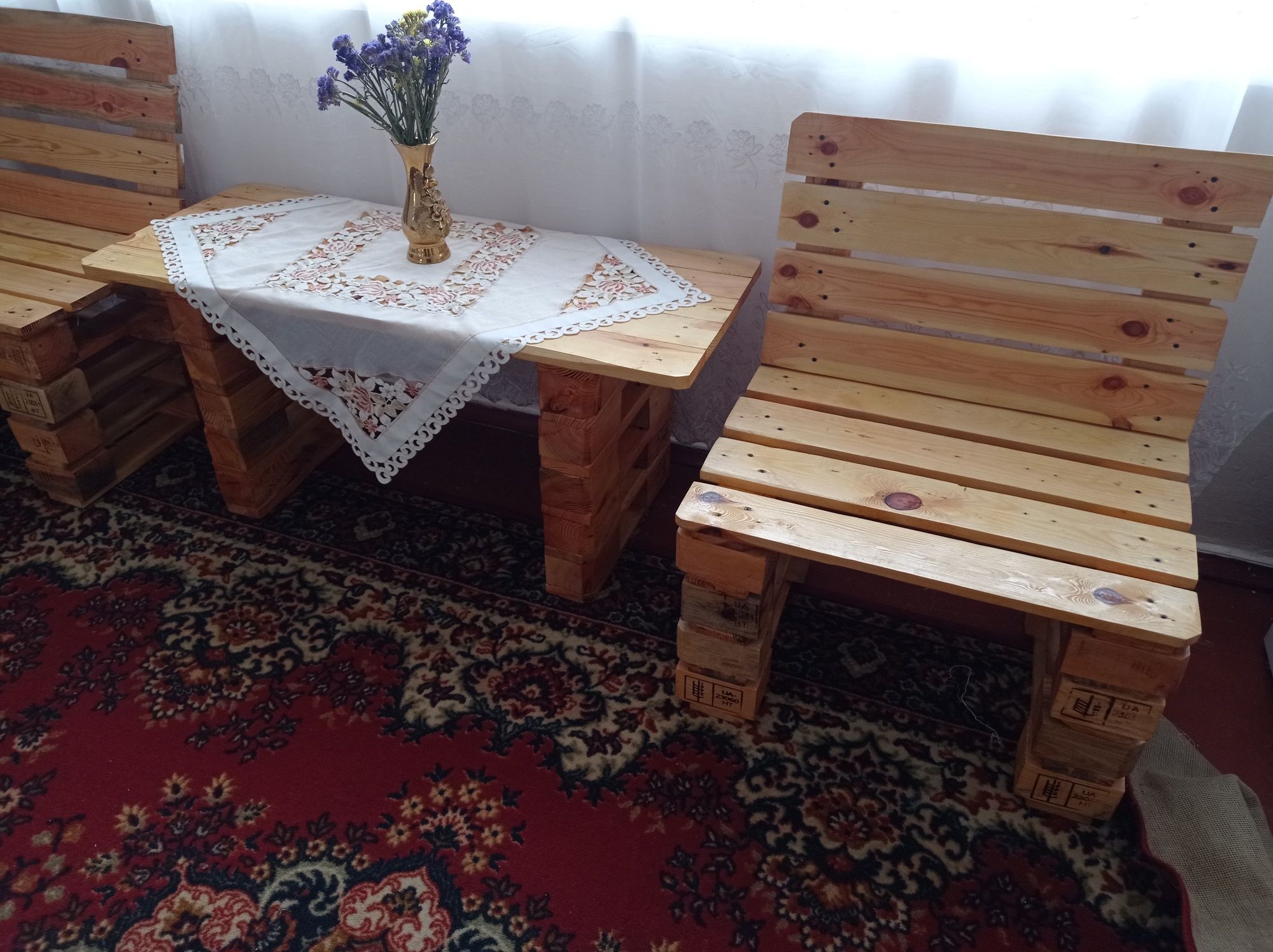 Дерев'яні стіл з лавками