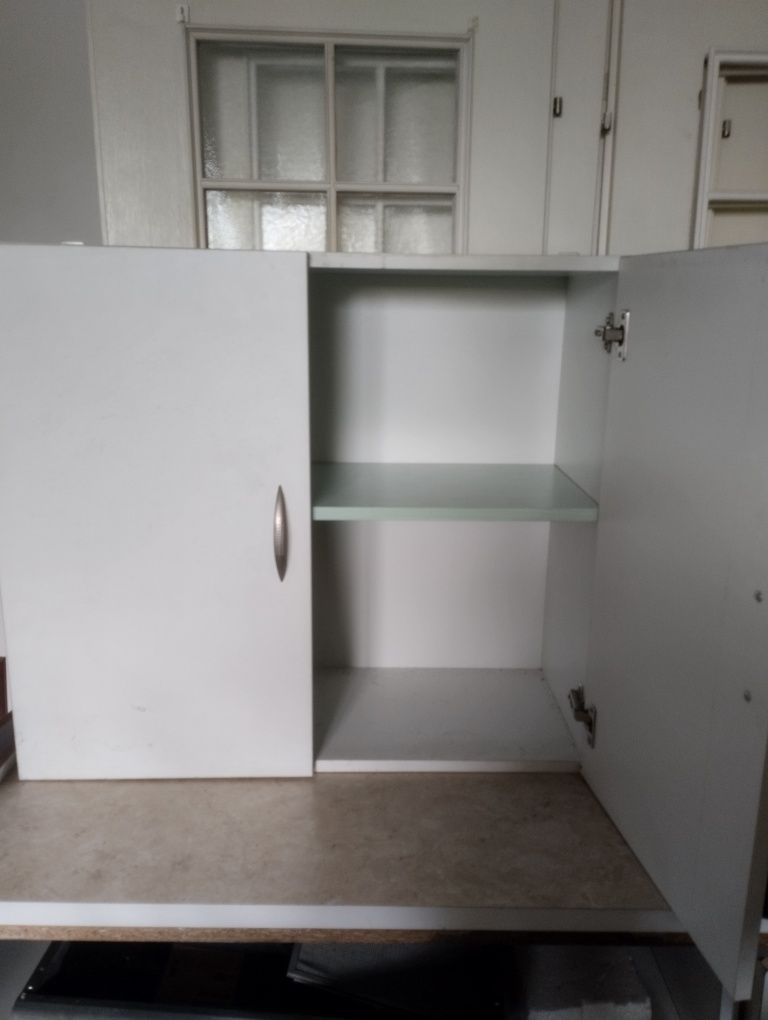 Biała szafka z drzwiami
