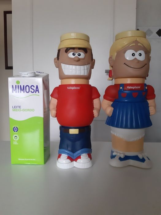 2 bonecos promoção Telepizza, compostos por 3 canecas cada.