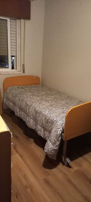 Cama articulada com pouco uso