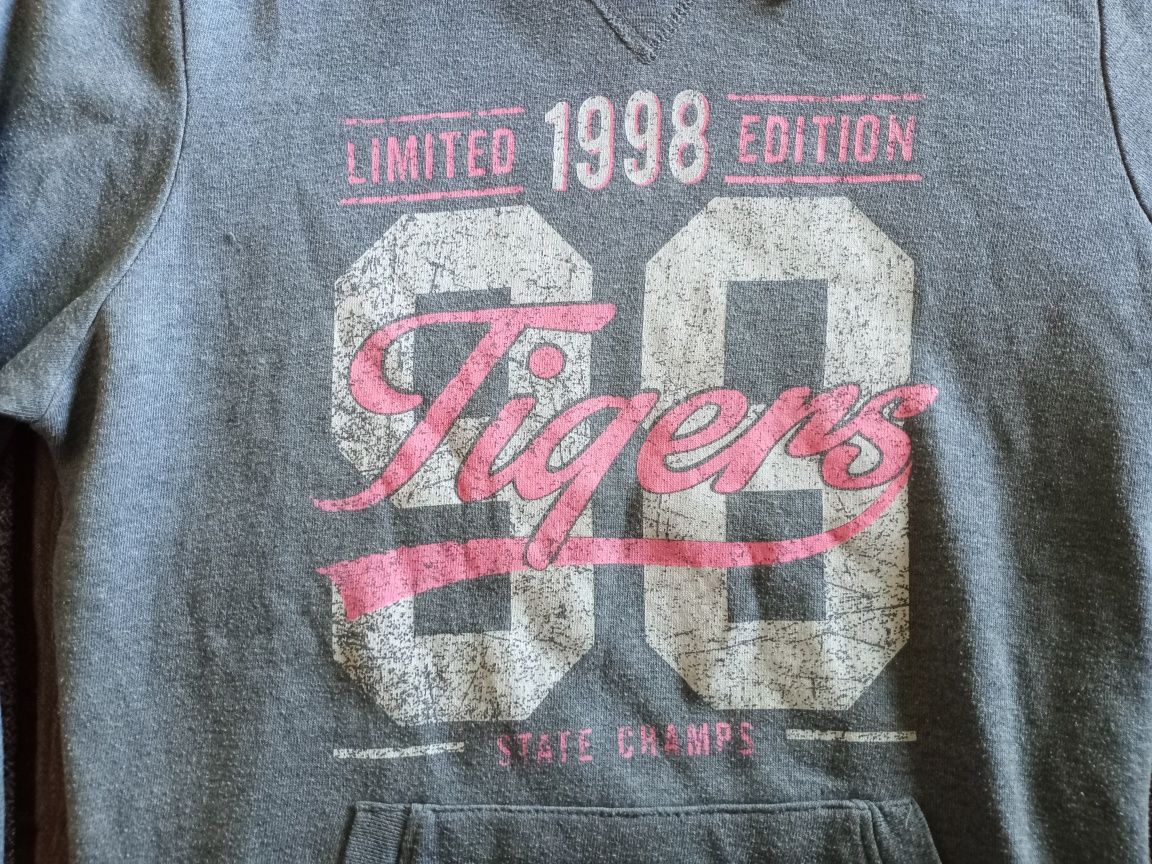 Camisola com gorro em tom cinza com letras brancas e rosa
