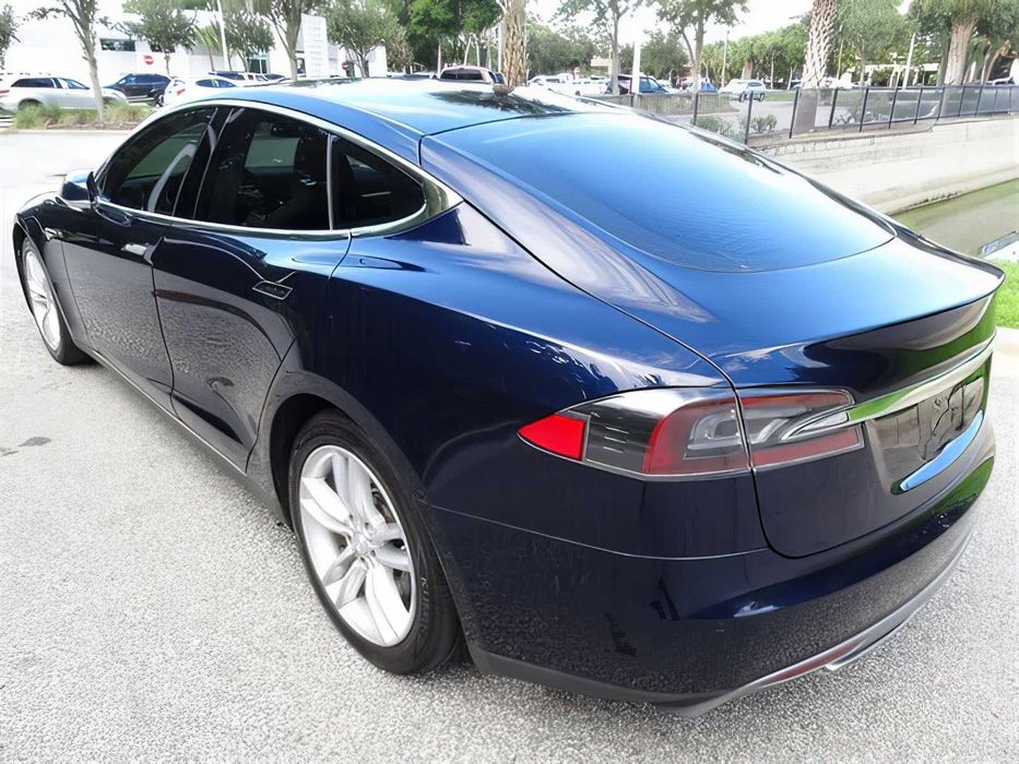 Tesla Model S      2015