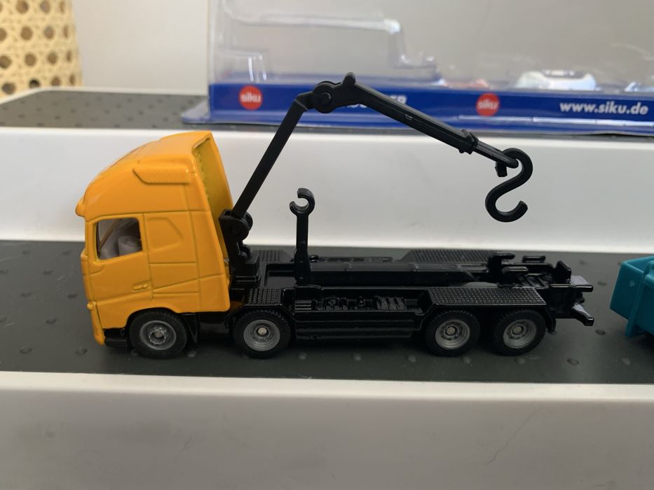 Siku Super Roll-off Tipper with Crane