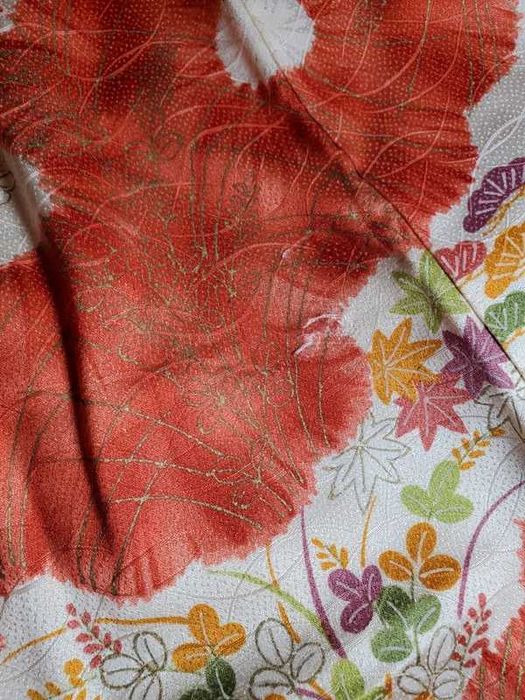 Czerwone kimono komon japońskie jedwabne kwiaty momiji awase