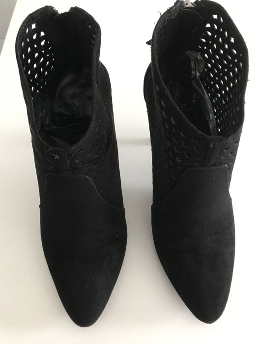 Botins pretos marca Zara