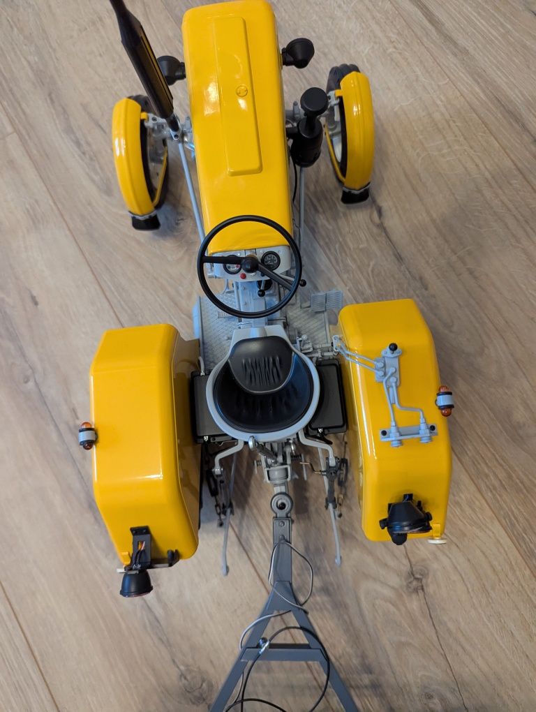Ursus C-330 DeAgostini model 1:8