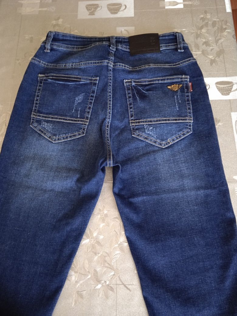 Продам джинсы новые женские
