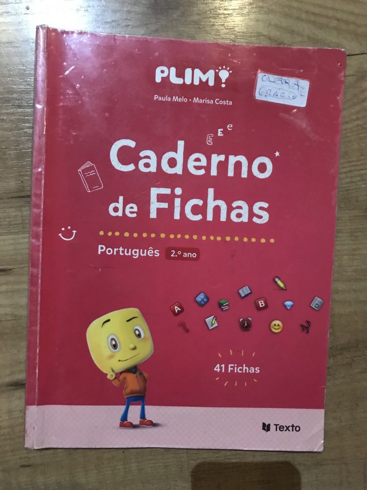 Livros de fichas e manuais escolares