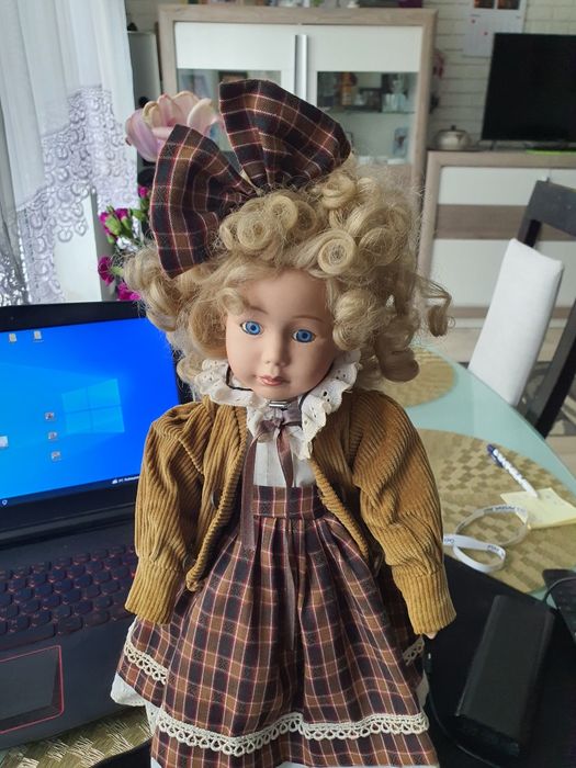 Lalka porcelanowa z dawnych lat