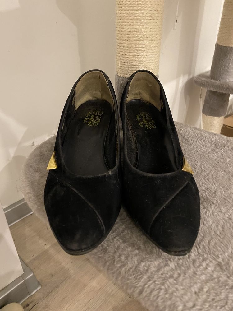 Czarne buty na obcasie ze złotą wstawką