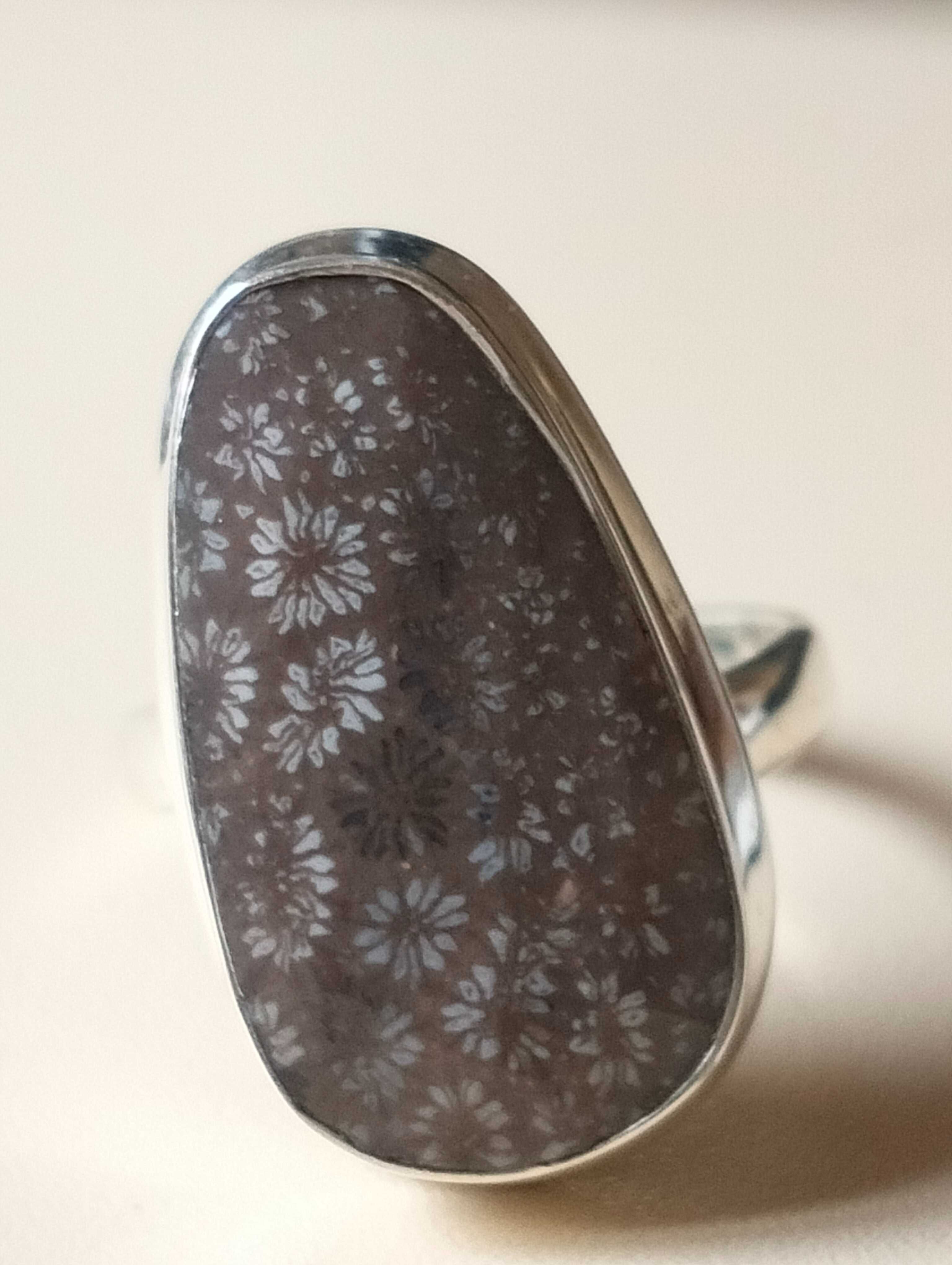 srebrny pierścionek z koralem Fossil