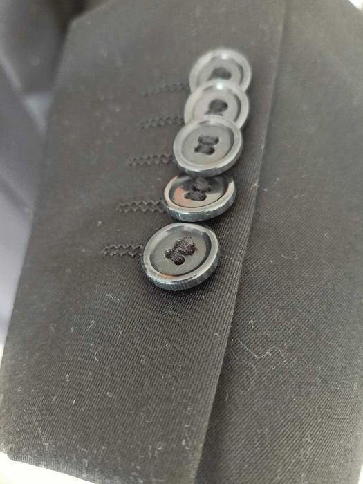 Czarny garnitur idealny na wesela z firmy PAWO