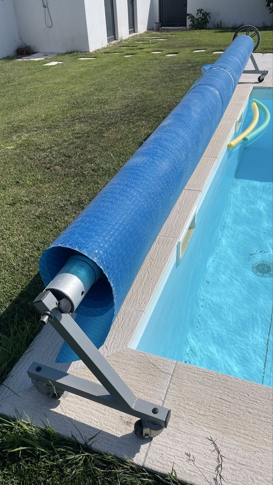 Cobertura solar e térmica de piscina com enrolador