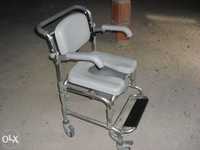 Cadeira de rodas apoio banho e necessidades