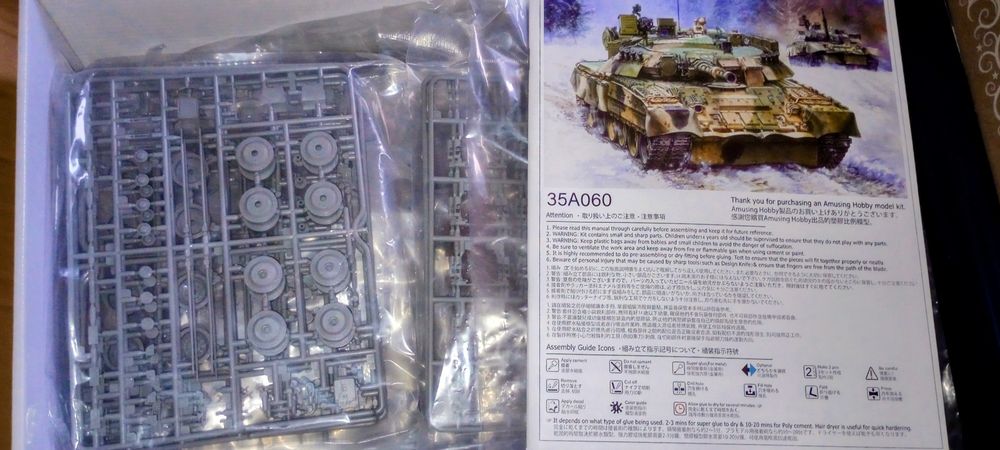 Model Amusing Hobby 35A060 Czołg T-80U Russian MBT Full Interiorl 1/35