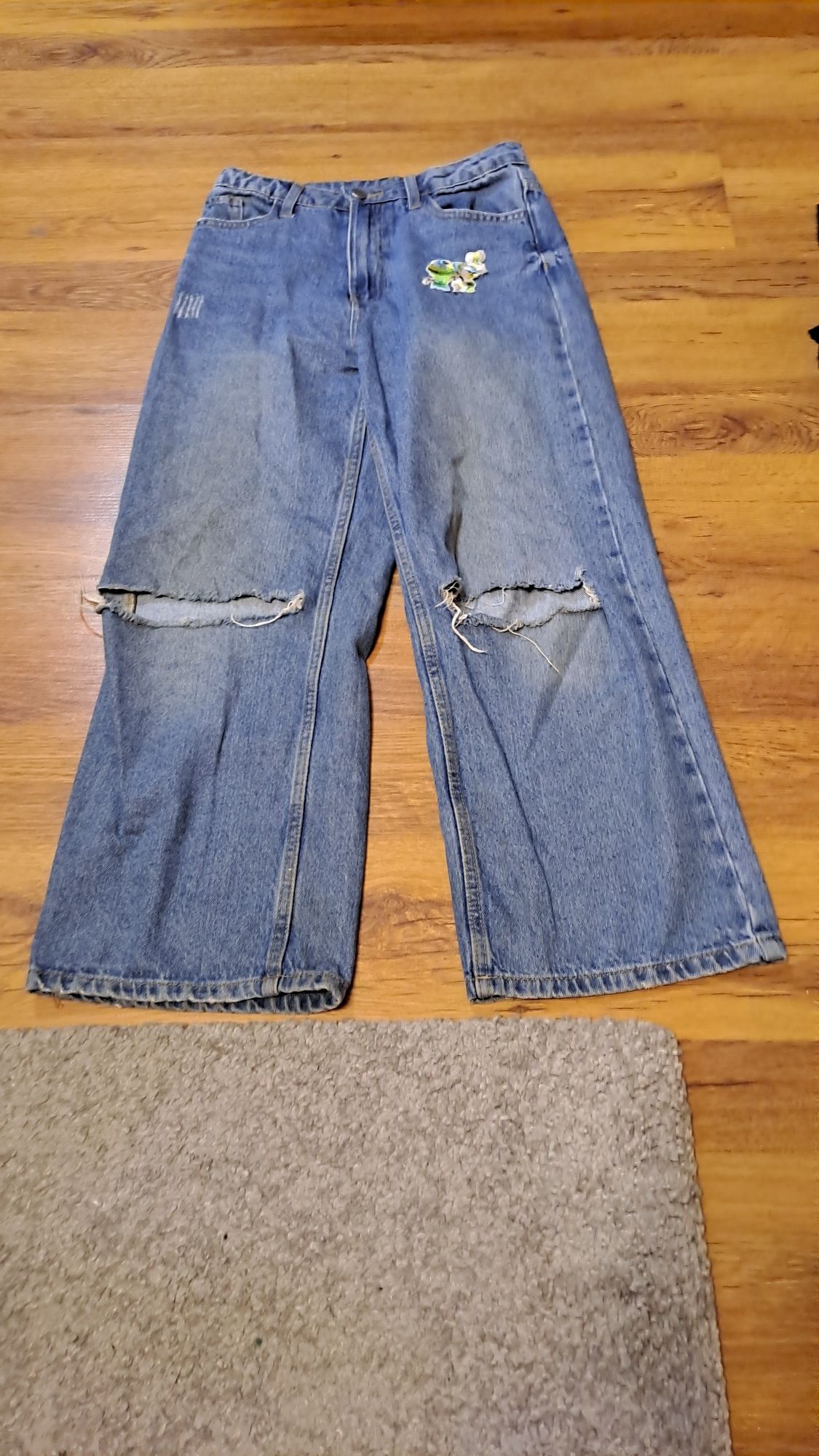 Dwie pary jeansów