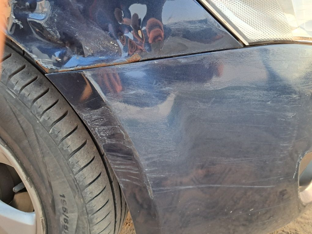 Sprzedam delikatnie uszkodzoną blacharsko Kia Ceed kombi z 2008r.