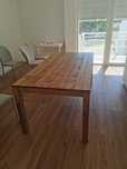 Mesa em madeira maciça