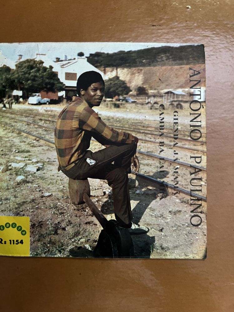 Vinil singles como novos.