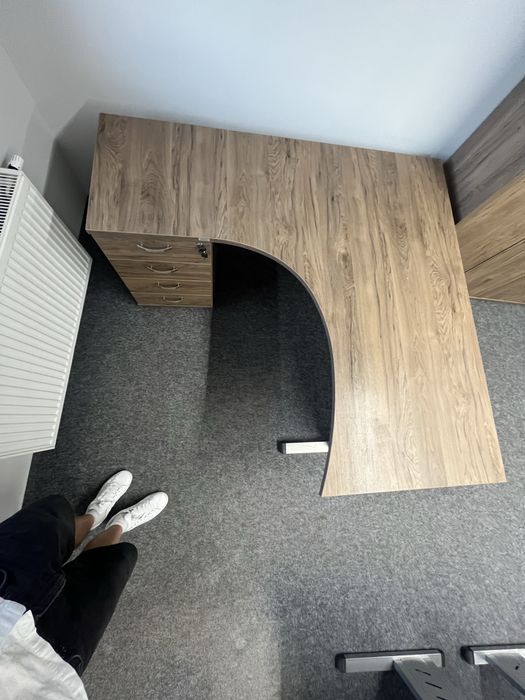 Biurko biurowe z wbudowana szafka zamykana na klucz