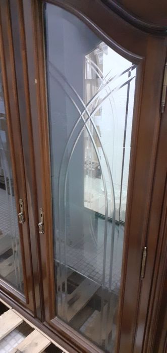 Portas de móvel em madeira e vidros