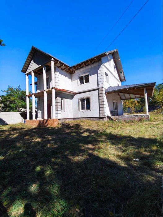 Продам двоповерховий будинок в коттеджному містечку.