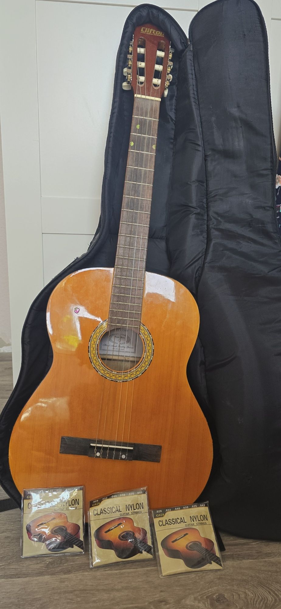 Gitara klasyczna plus 3 pakiety strun Nylonowych