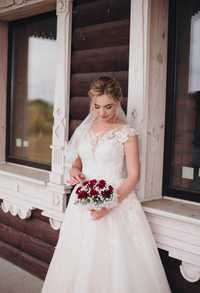 Весільна сукня, кольору айворі з елементами мереживної вишивки