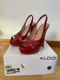Sapatos altos vermelhos da Aldo