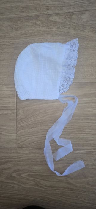 Czapeczka dla dziewczynki do chrztu